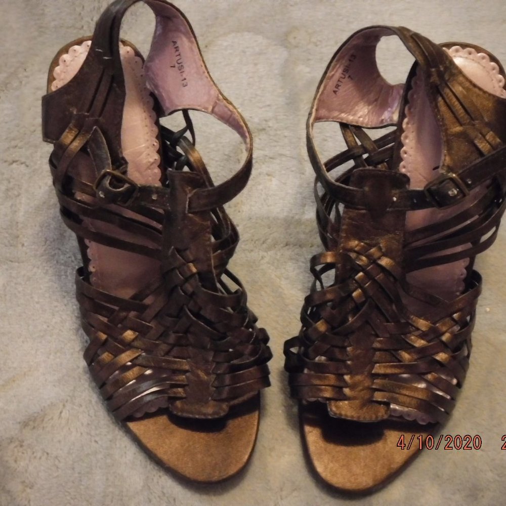 Basket weave designed sandals.